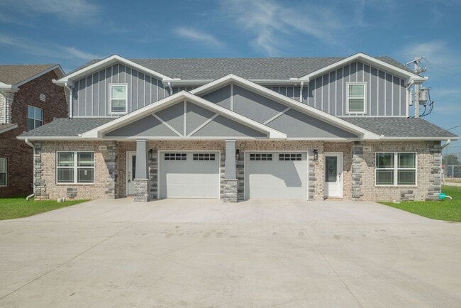 Building Photo - Brand New 2-Bed/3-Bath Townhouse in Joplin...