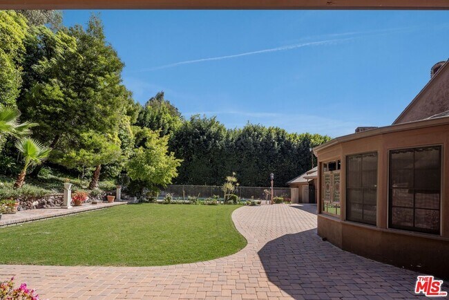 Building Photo - 1110 Sutton Way