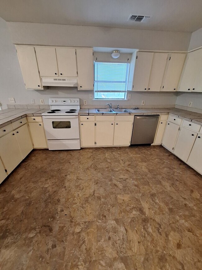Building Photo - 4 Bedroom, 2 Bath in Clyde!
