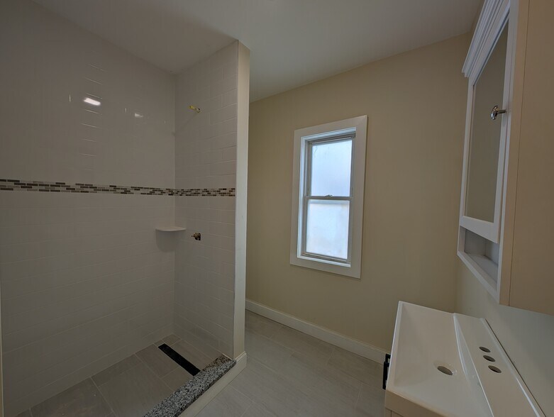 Building Photo - 5 Lowell Cir