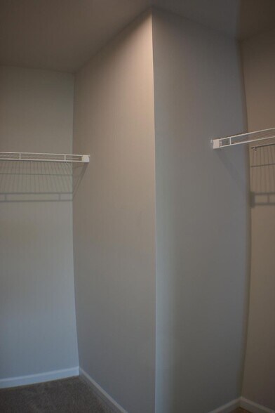 Building Photo - 9755 Oakgrove Dr