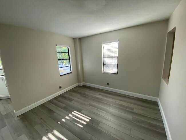 Building Photo - 10 N Palmway
