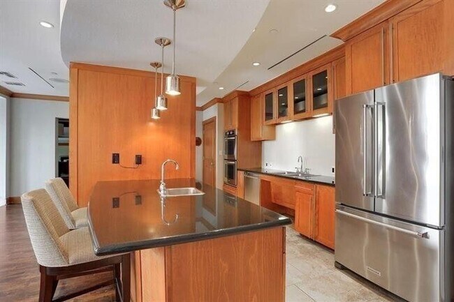 Building Photo - 2 Bedroom, 2 Bathroom Spacious Condo with Dining & Living Room within Heart of Buckhead