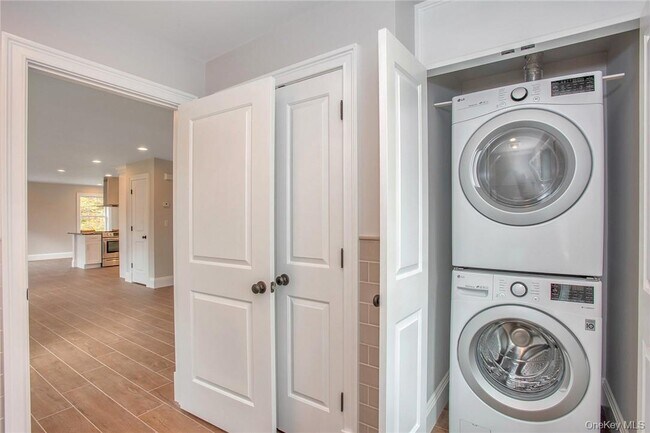 Building Photo - 237 Tomahawk St