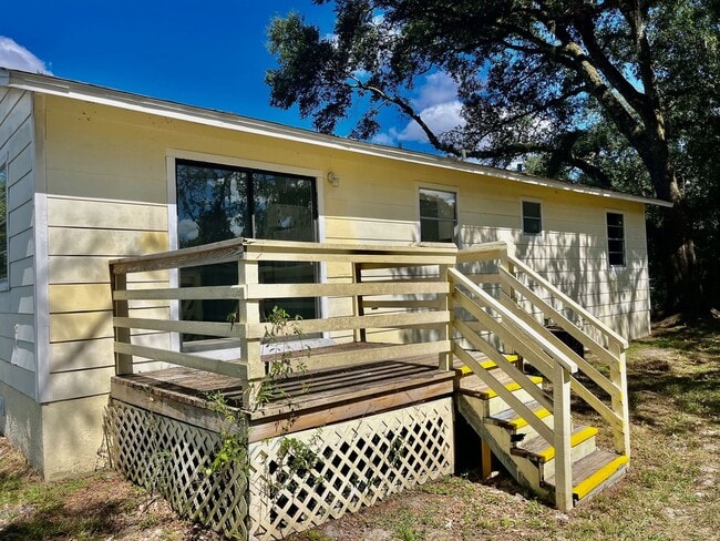 Building Photo - NICE 3BR/2BA Dade City Home w/ a Deck!! NO...