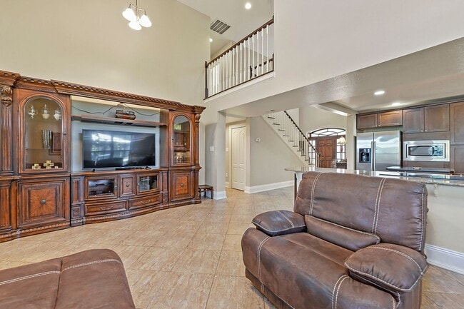 Building Photo - Incredible Home A Block off of Biloxi Beach!