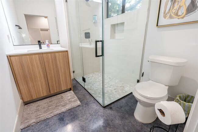 Building Photo - 709 Memorial Heights Dr