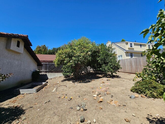 Building Photo - 2356-2356 Bushnell St