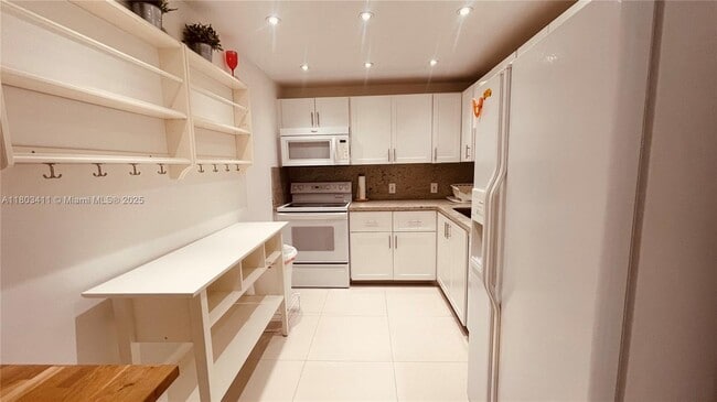 Building Photo - 3675 N Country Club Dr