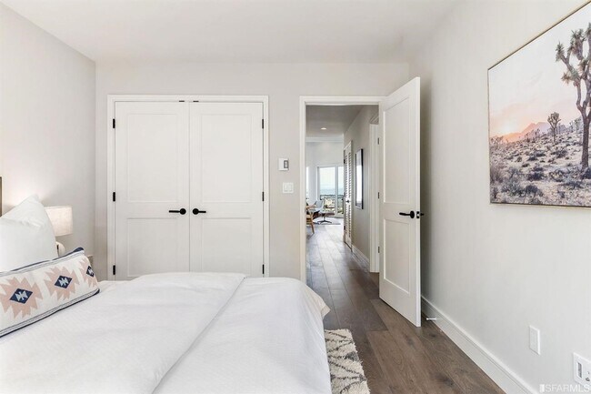 Building Photo - Glen Park: Impressive Top Floor Unfurnishe...
