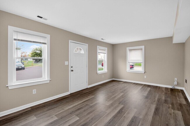 Building Photo - 3 Bedroom End Unit Townhouse in Culpeper