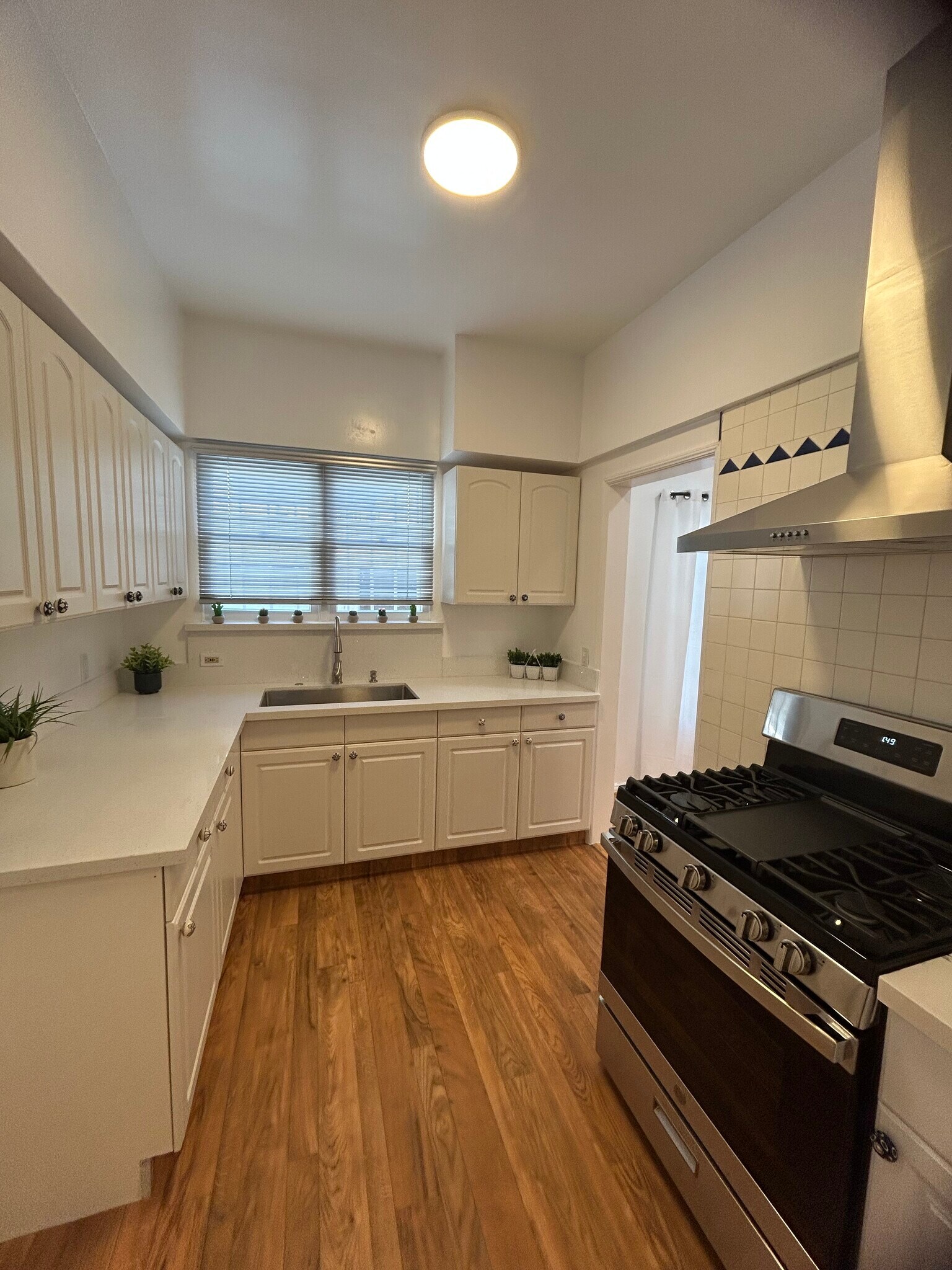 Building Photo - 850 S Kenmore Ave