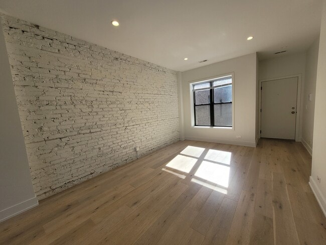 Building Photo - 1334 W Bryn Mawr Ave