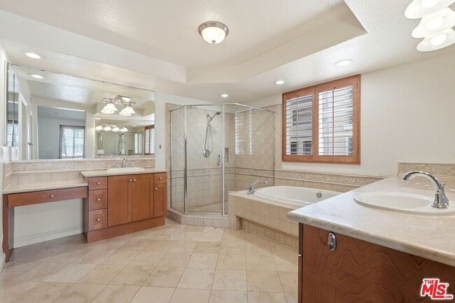 Building Photo - 5831 Seawalk Dr