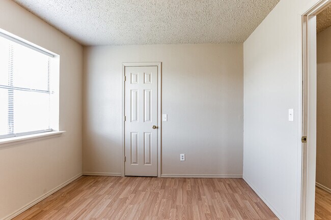 Building Photo - 404 E Texas Dr