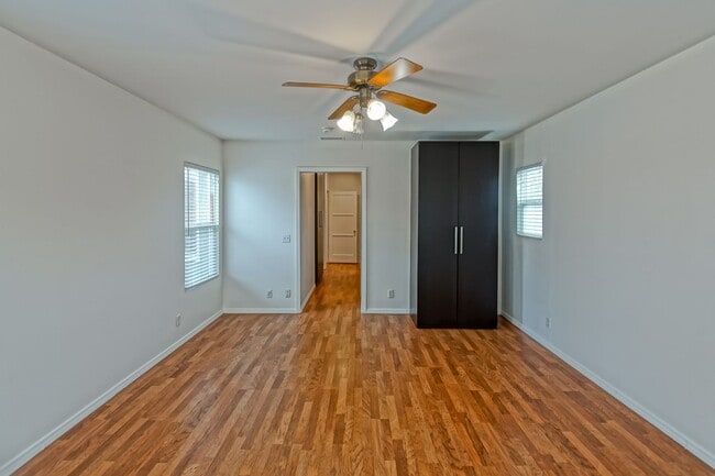 Building Photo - Bright & Charming, Single Story 3BR2BA Home w/ Large Front Yard, Huge Fenced Rear Yard w/ Large D...