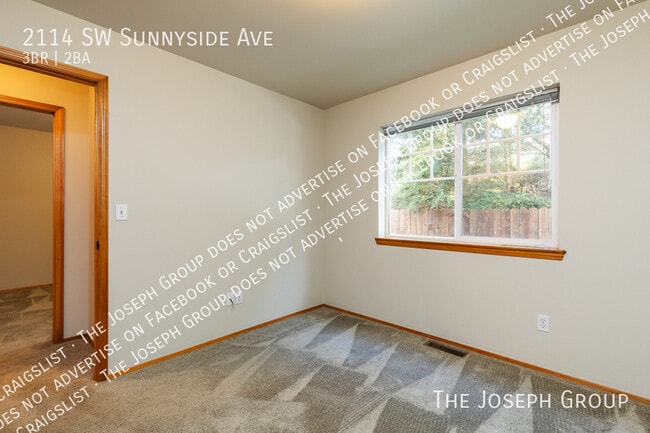 Building Photo - 2114 SW Sunnyside Ave