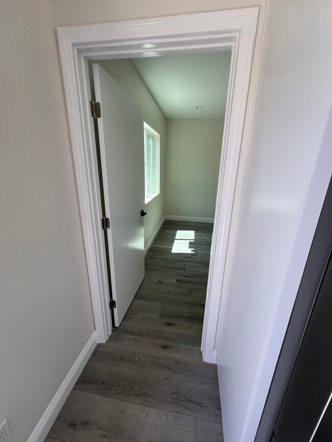 Building Photo - 14826 Vanowen St