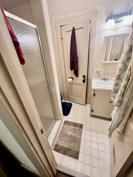 Bathroom - 211 W Mallory St