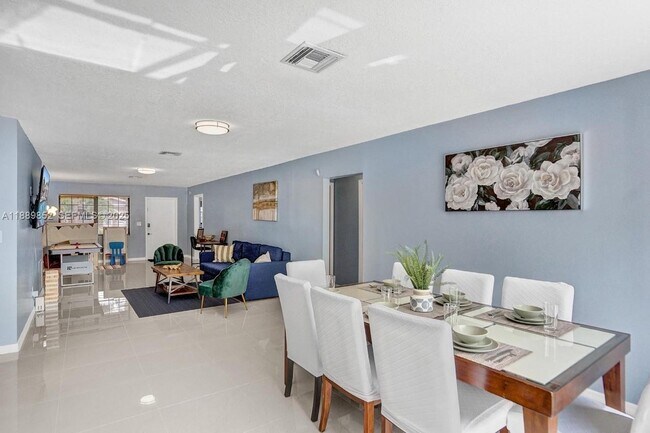 Building Photo - 208 SW 2nd Ave