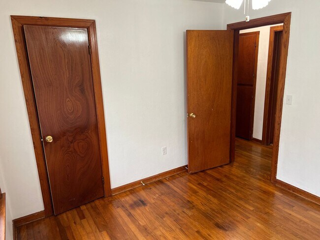 Building Photo - inviting 3-bedroom, 2-bath residence