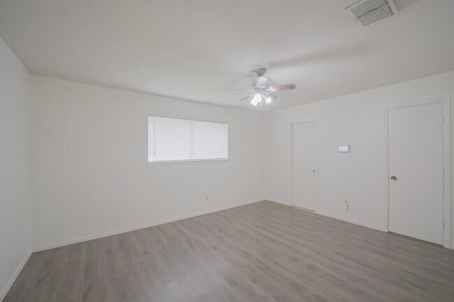 Building Photo - 9811 Mango St