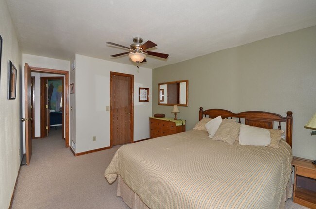 Building Photo - Fantastic 4BR, 3.5BA! Deck, FP, great yard, location!! (Regal)