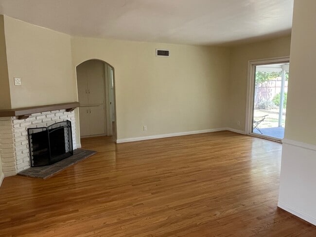 Building Photo - 9320 Odessa Ave