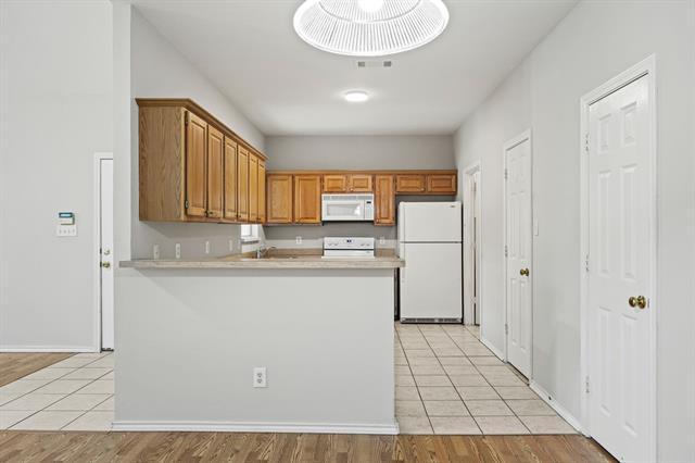 Building Photo - 553 Valley View Dr