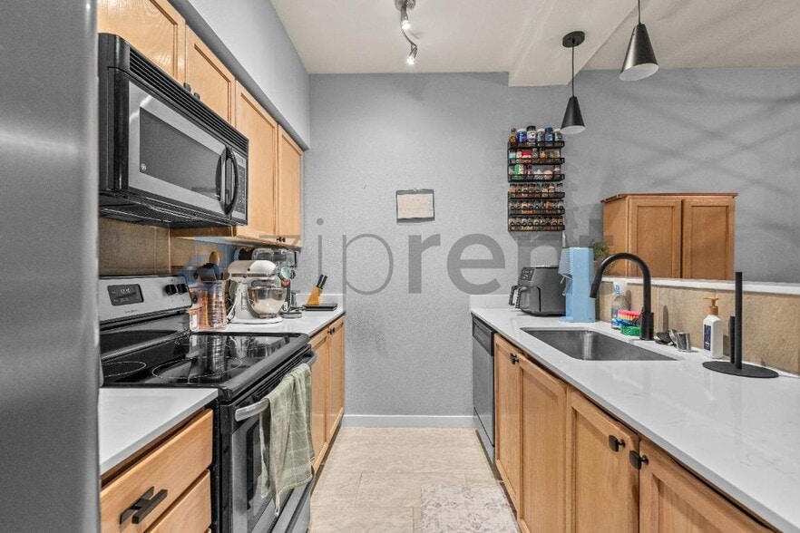 Building Photo - Unit E201