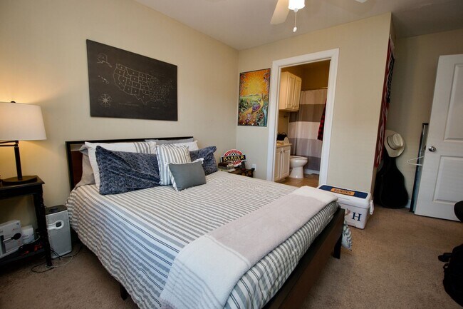 Building Photo - Spacious 3-Bedroom Condo Near Auburn University!