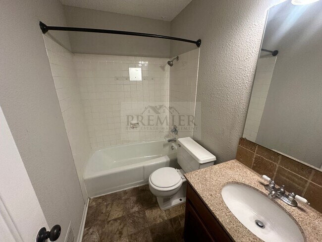 Building Photo - 3 bed / 1 bath duplex for rent - $1425- re...