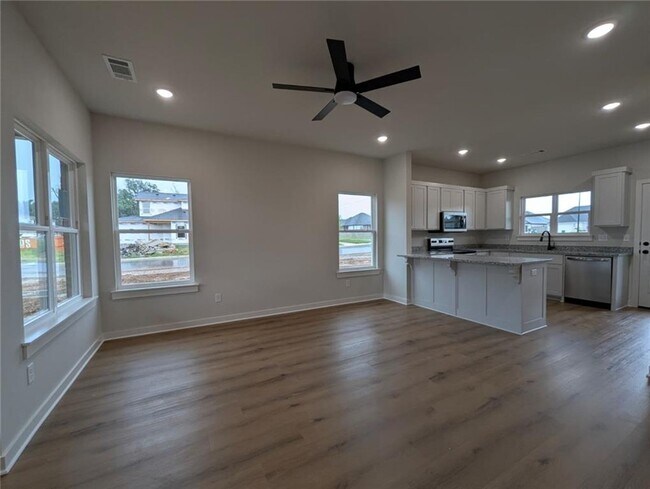 Building Photo - 541 Cosmos St