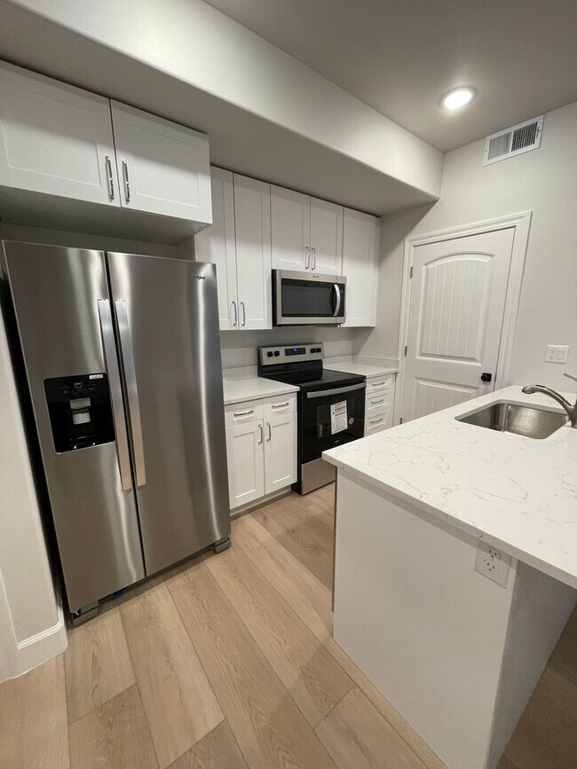 Building Photo - Italian Villages | 1-Bedroom, 1-Bath Basement (End Unit)