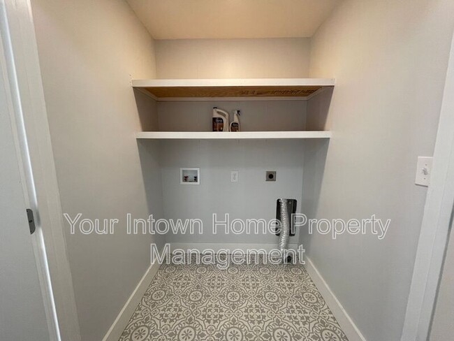 Building Photo - 1525 Sanden Ferry Dr