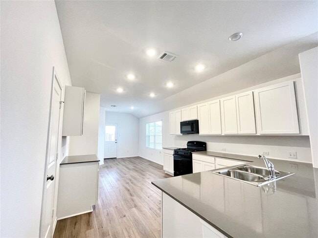 Building Photo - 305 Milliner Lp