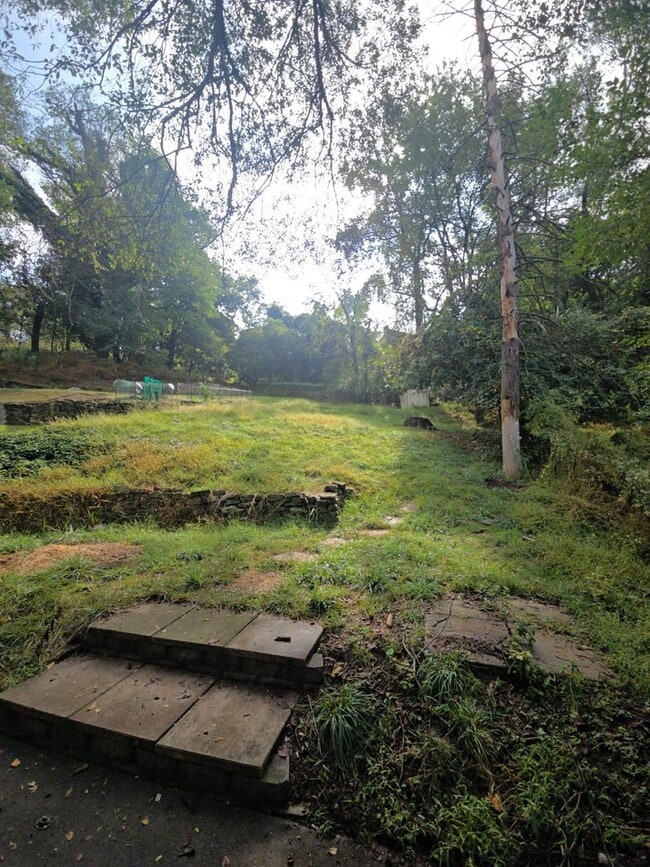 Building Photo - Welcome to this charming 3-bedroom, 1-bath...