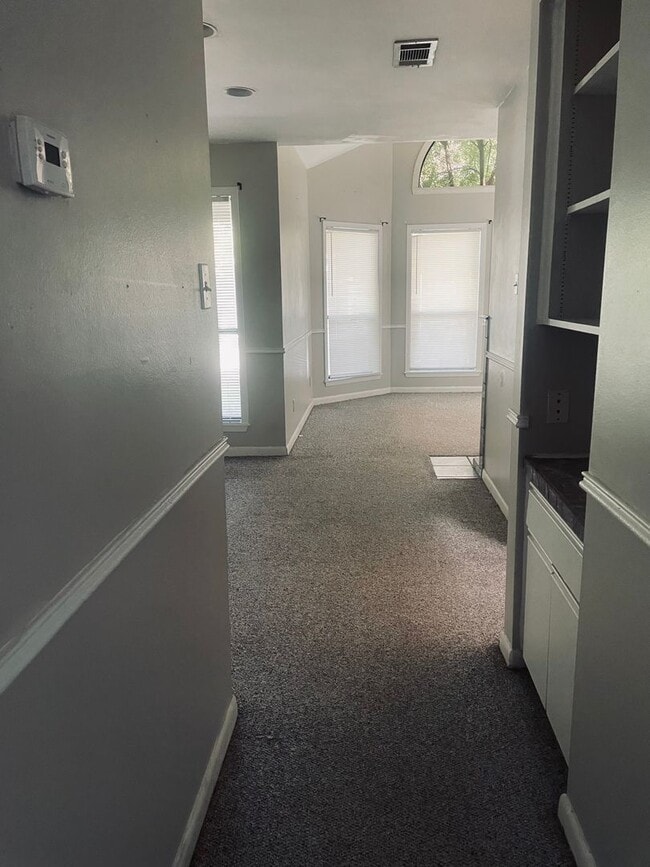 Building Photo - 2 Bed / 1 Bath