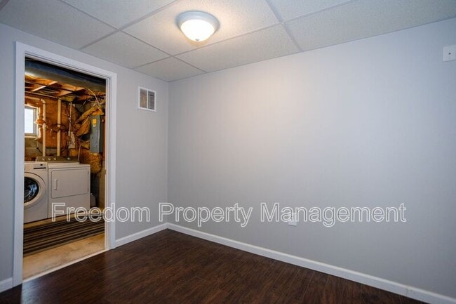 Building Photo - 5685 Roundtree Dr