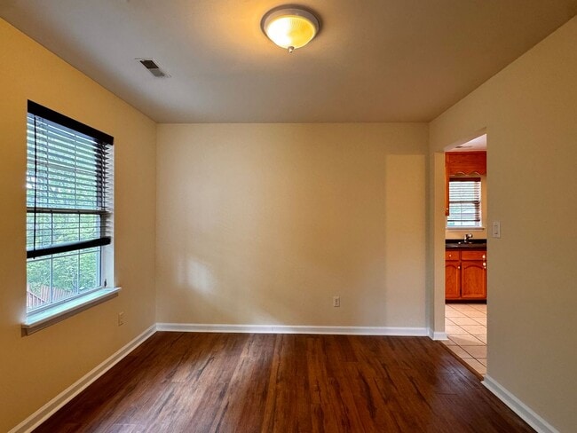Building Photo - Briarwood Townhome close to NGIC and Hollymead Town Center!