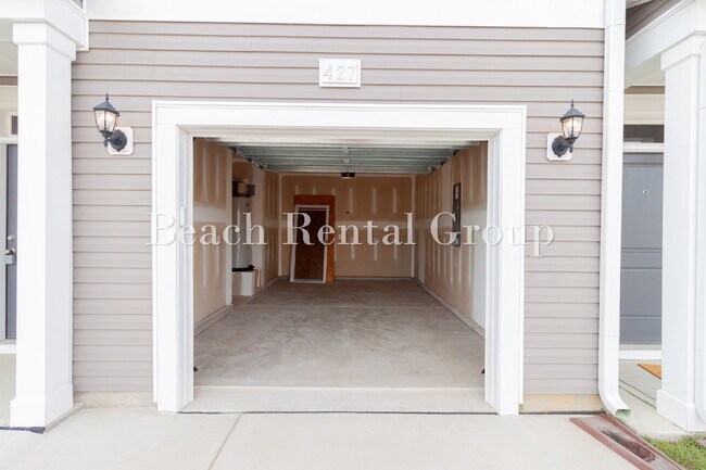 Building Photo - Spacious 3 Bedroom w/Loft, End Unit