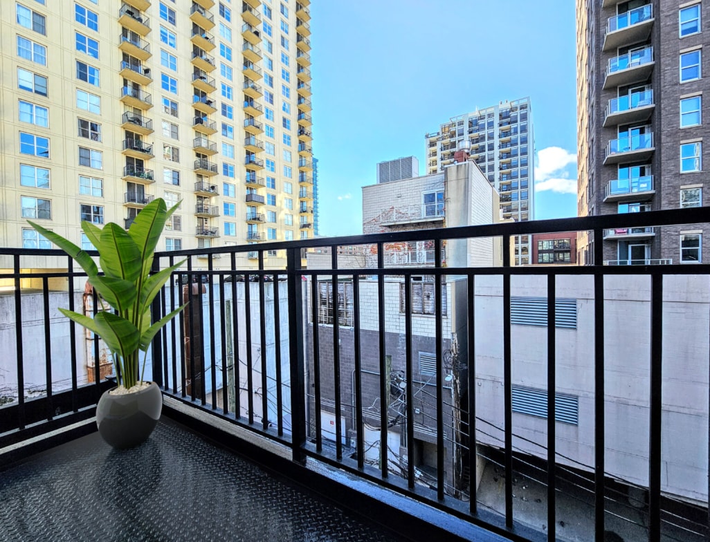 Building Photo - 1214 N La Salle Dr