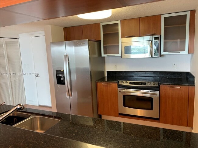 Building Photo - 1800 N Bayshore Dr