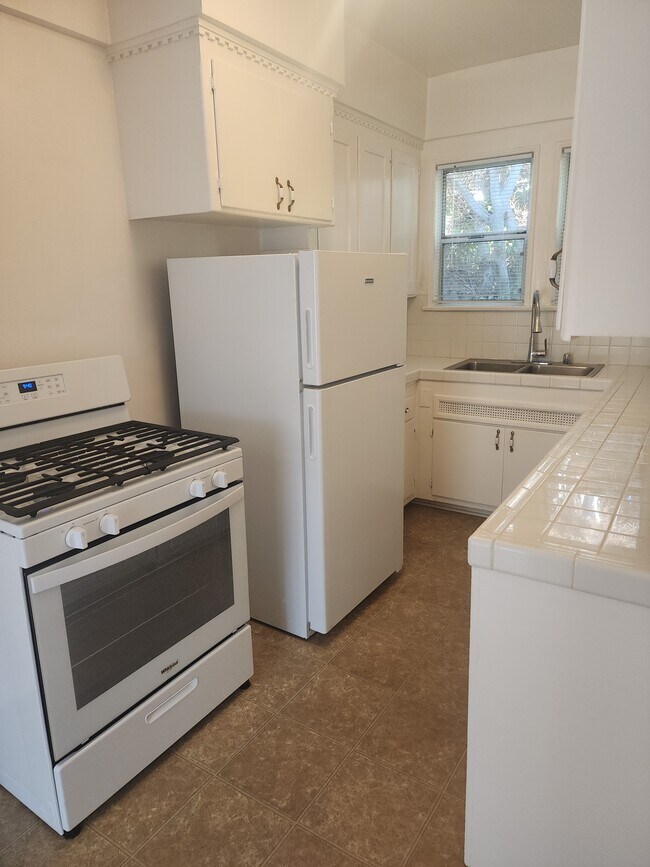 447 OAK APT H GAS STOVE/REFRIGERATOR - 447 N Oakhurst Dr