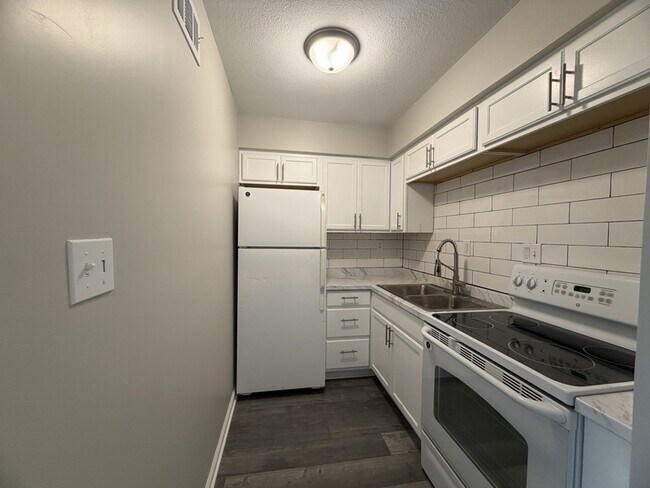 Building Photo - 611 Ewing Ave