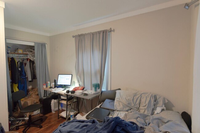 Building Photo - Room for Rent in 5 Bedroom House