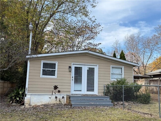 Building Photo - 1416 Woodland Hills Dr NE