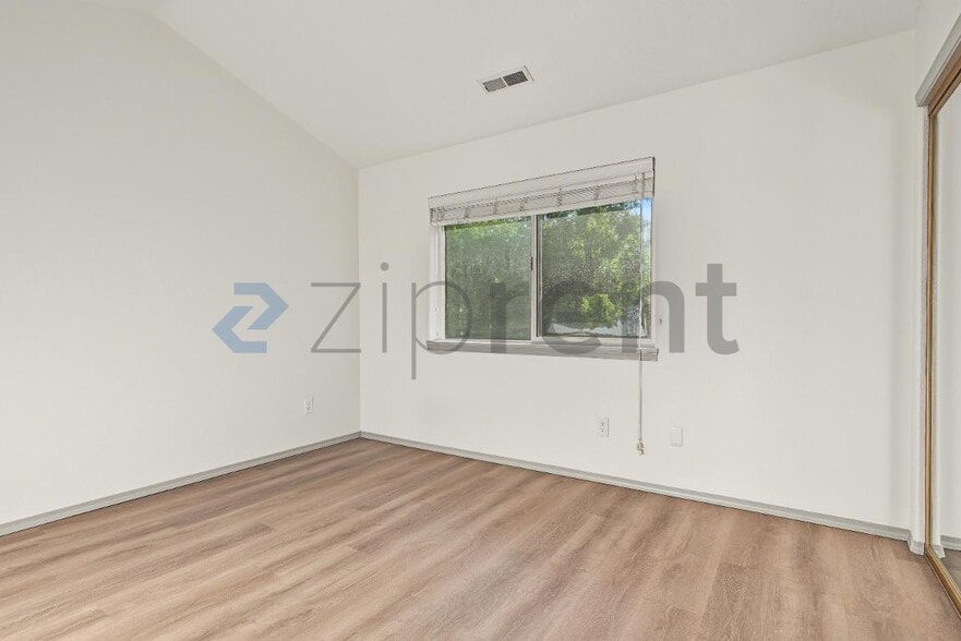 Building Photo - Unit