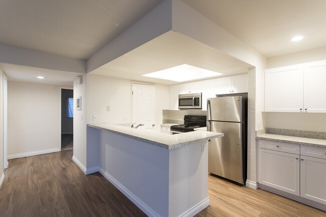 Building Photo - Imperial Beach: Unobstructed Ocean and Pier Views with 2 Balconies!!!