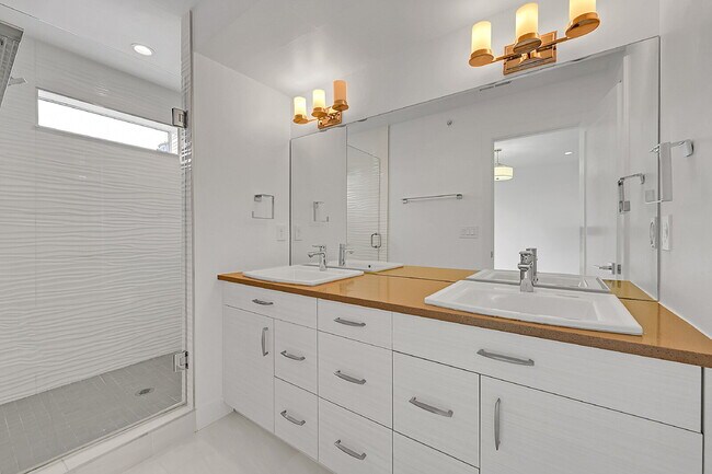 Building Photo - $3,495 = 2 Bed, 2 Bath Townhome in Denver ...